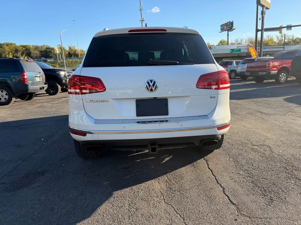 2017 Volkswagen Touareg - Image 4 of 16