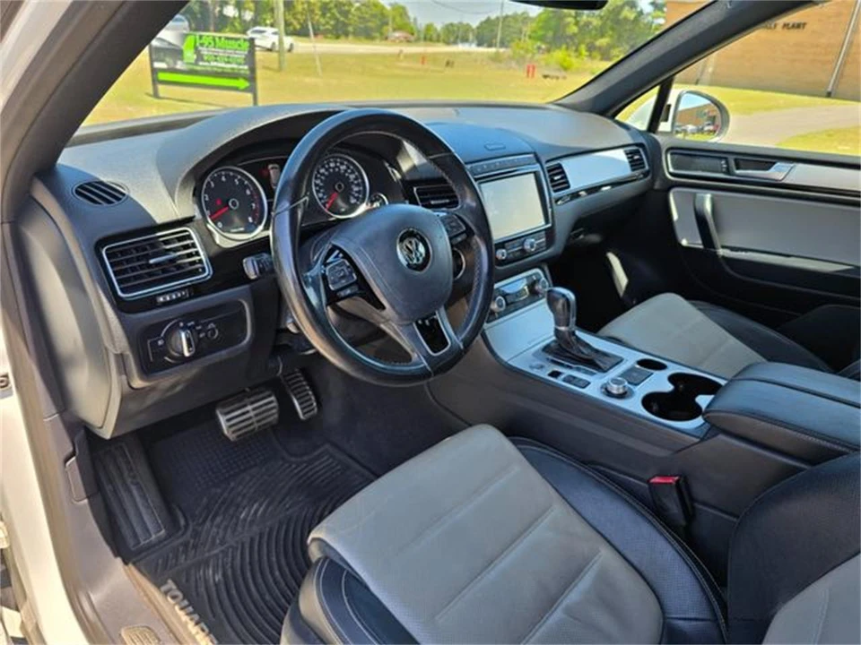 2017 Volkswagen Touareg - Image 15 of 31