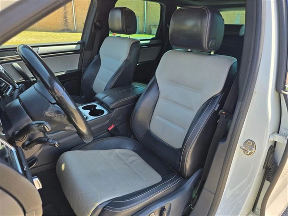2017 Volkswagen Touareg - Image 13 of 31