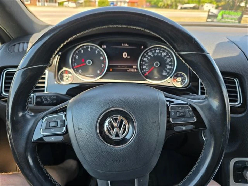 2017 Volkswagen Touareg - Image 16 of 31
