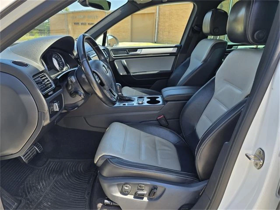 2017 Volkswagen Touareg - Image 14 of 31
