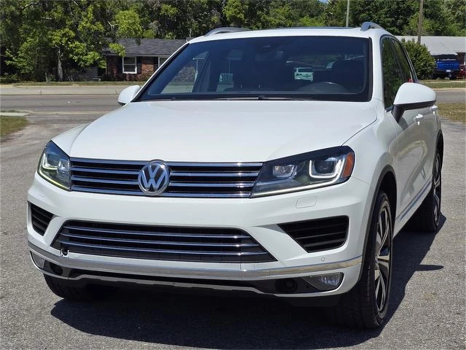 2017 Volkswagen Touareg - Image 2 of 31