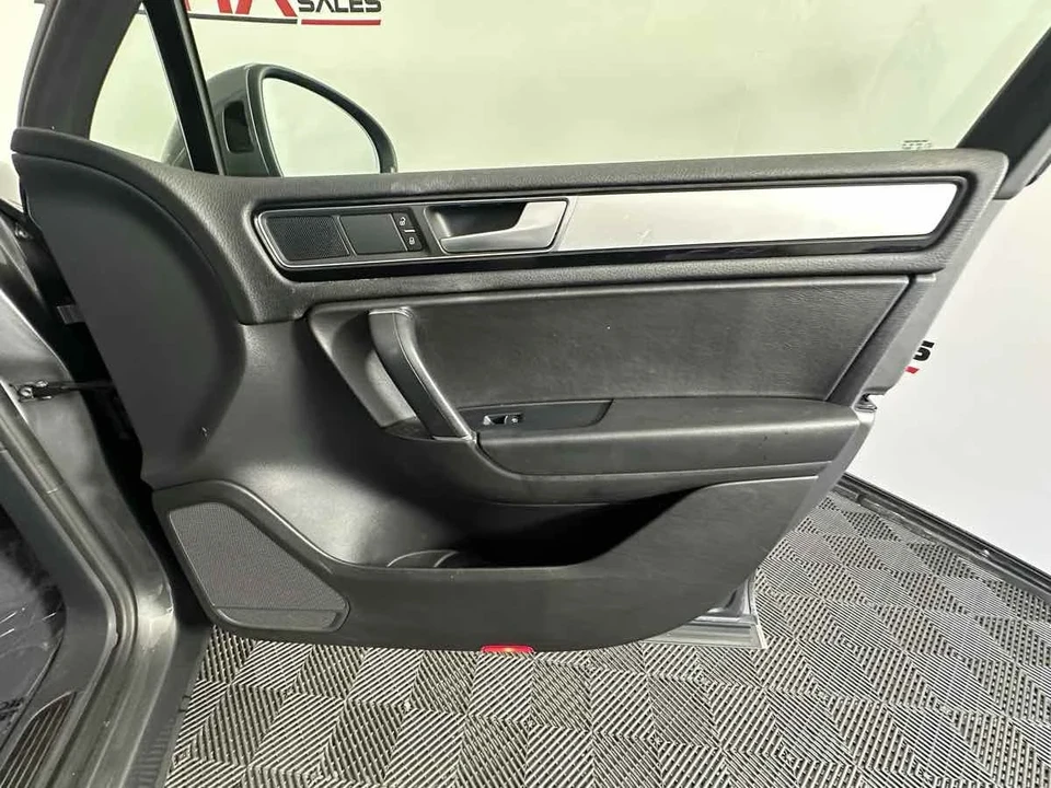 2017 Volkswagen Touareg - Image 16 of 21