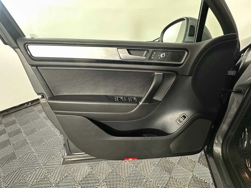 2017 Volkswagen Touareg - Image 15 of 21