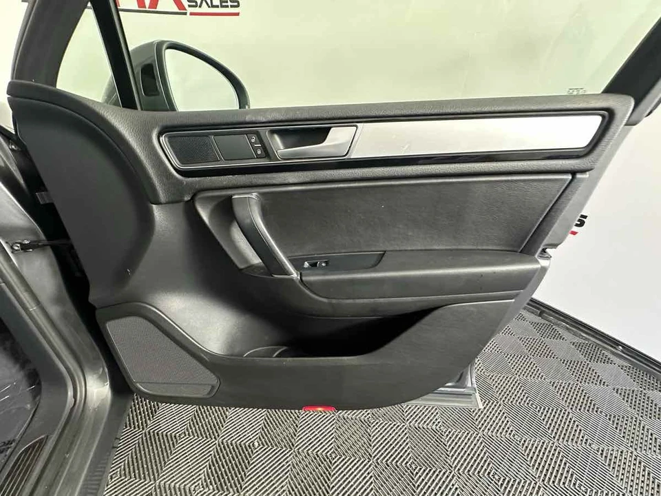 2017 Volkswagen Touareg - Image 16 of 21