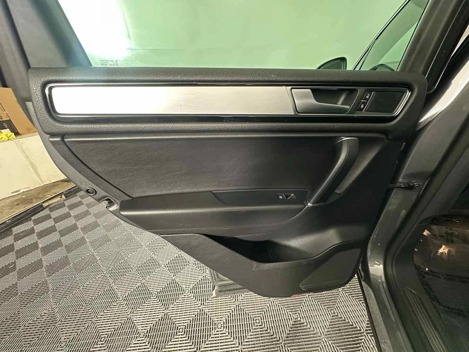 2017 Volkswagen Touareg - Image 17 of 21