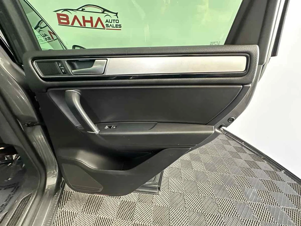 2017 Volkswagen Touareg - Image 18 of 21