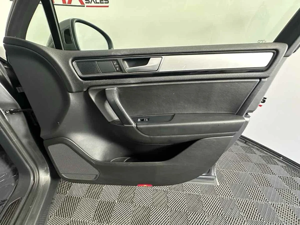 2017 Volkswagen Touareg - Image 16 of 21