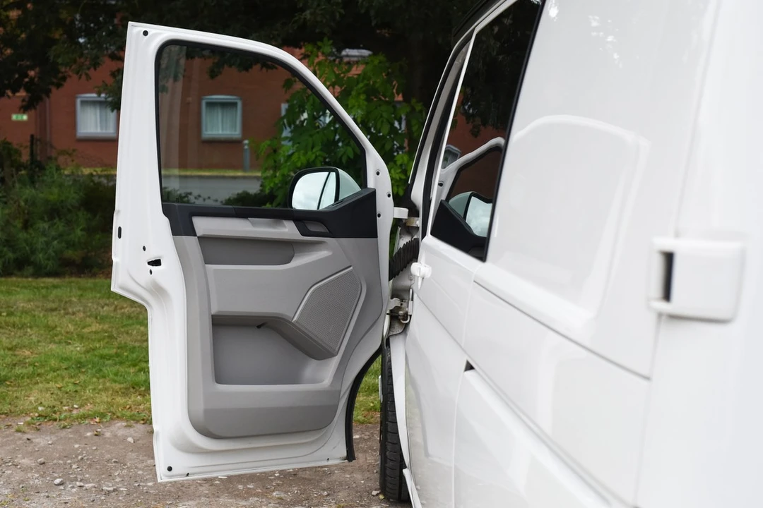 2017 Volkswagen EuroVan - Image 26 of 30