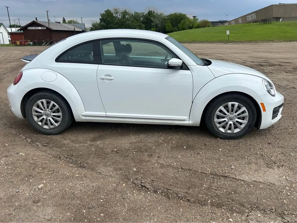 2017 Volkswagen A5 Beetle - Image 2 of 8