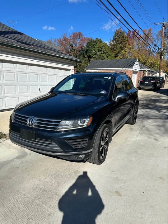 2017 Volkswagen Touareg - Image 2 of 6