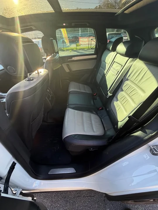 2017 Volkswagen Touareg - Image 9 of 16