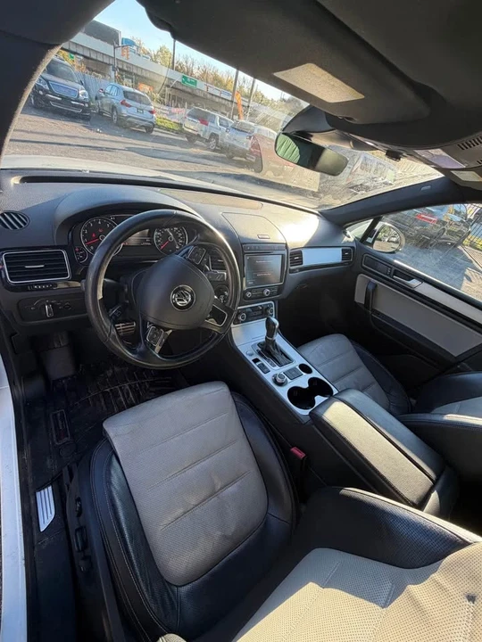 2017 Volkswagen Touareg - Image 6 of 16