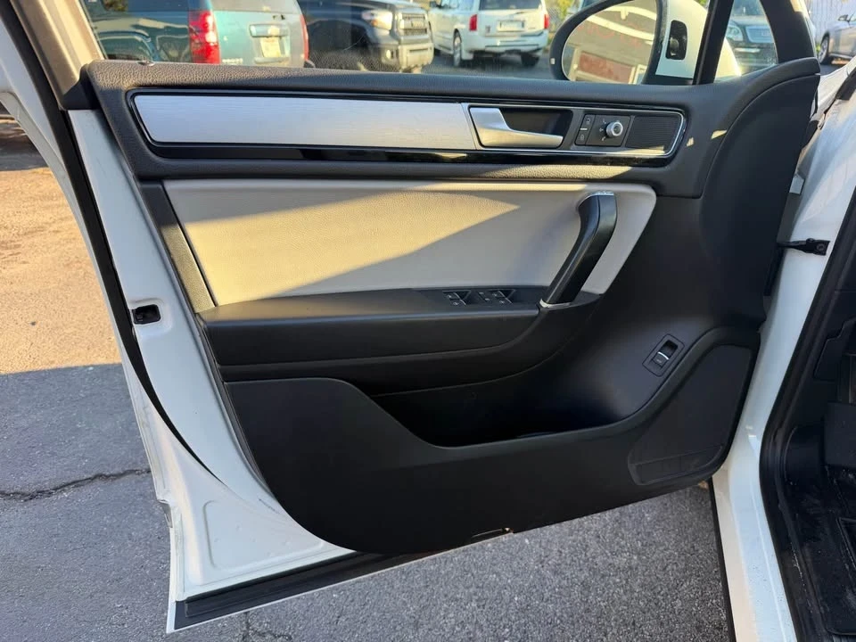 2017 Volkswagen Touareg - Image 15 of 16