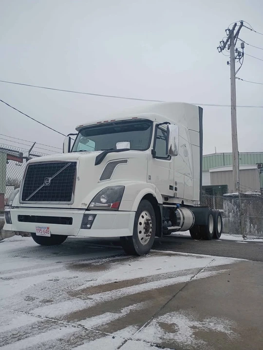 2017 Volvo 200 Series - Image 2 of 10