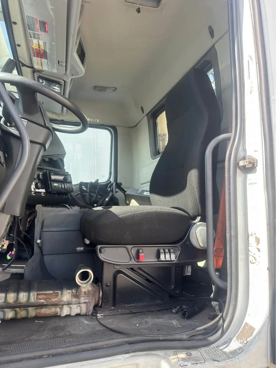 2017 Volvo 900 Series - Image 2 of 5