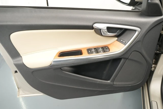 2017 Volvo S60 2nd Gen - Image 26 of 31