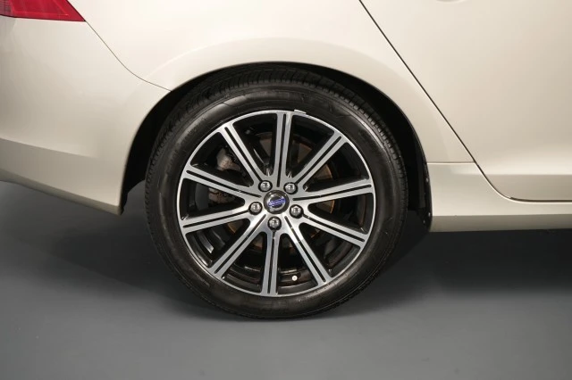 2017 Volvo S60 2nd Gen - Image 21 of 31
