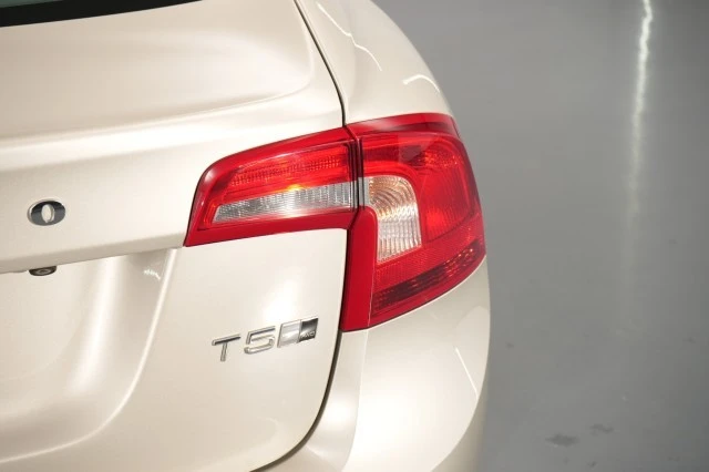 2017 Volvo S60 2nd Gen - Image 14 of 31
