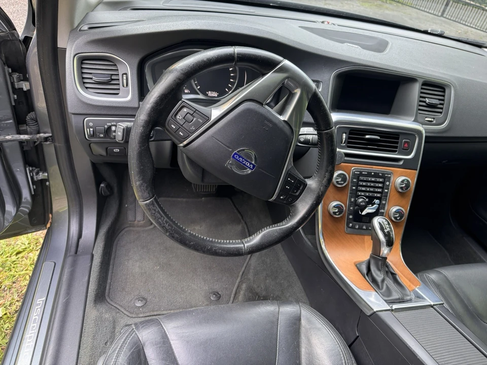 2017 Volvo S60 2nd Gen - Image 9 of 12