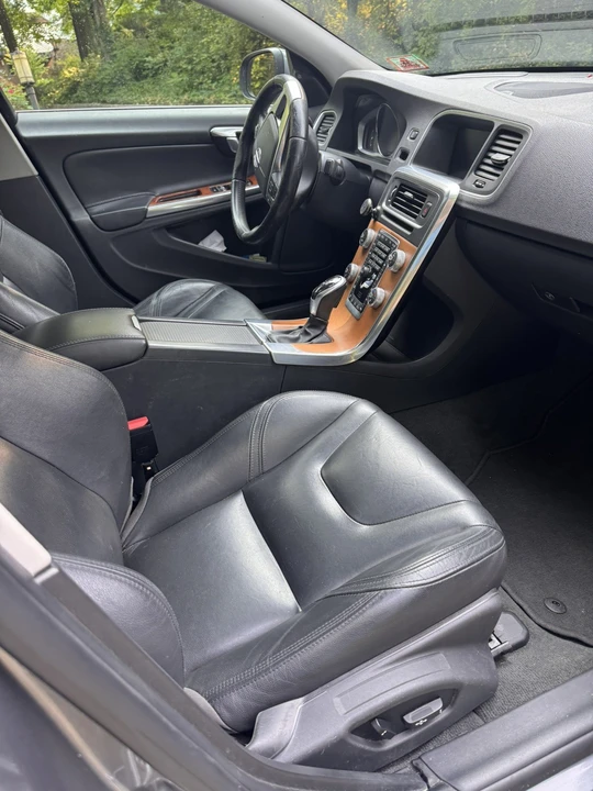 2017 Volvo S60 2nd Gen - Image 6 of 12