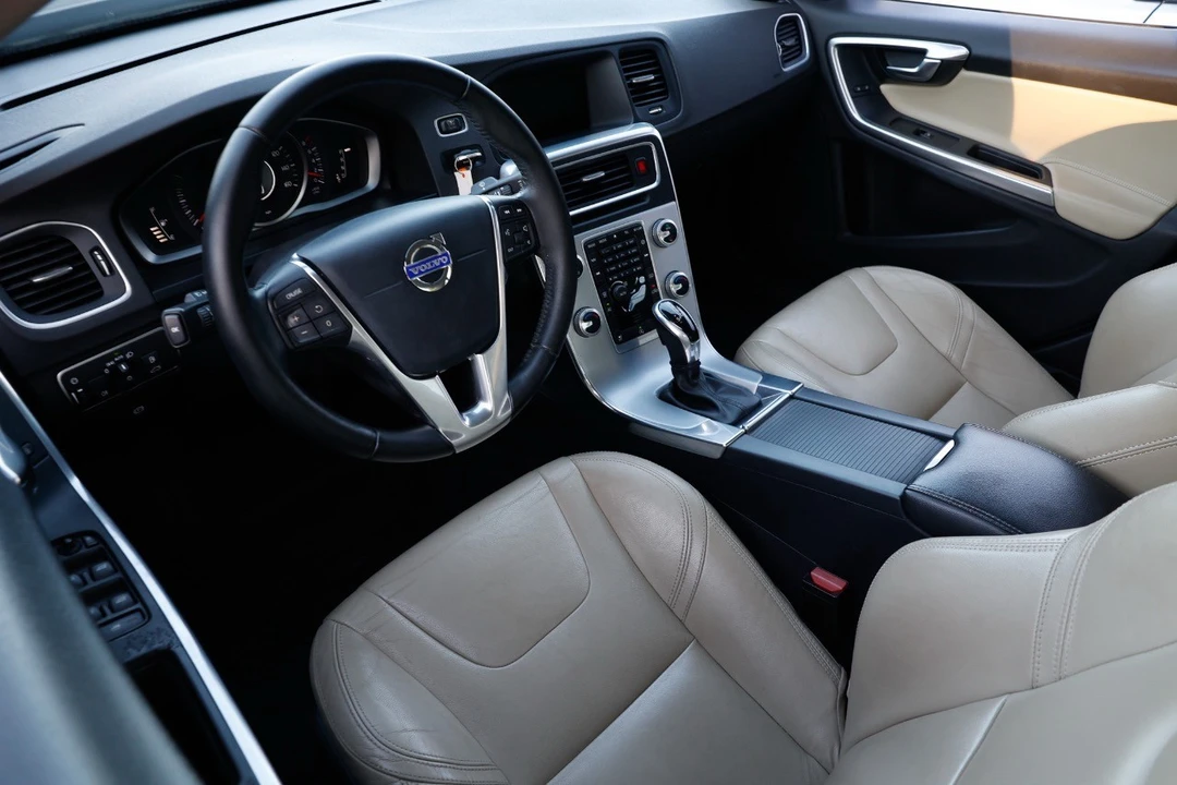 2017 Volvo S60 2nd Gen - Image 4 of 12