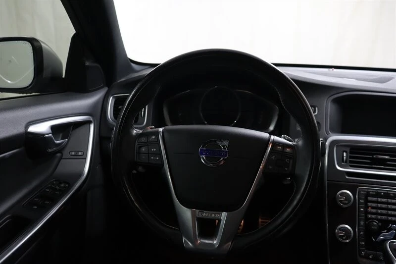 2017 Volvo S60 2nd Gen - Image 8 of 27