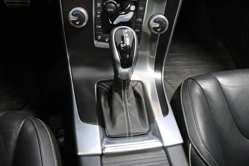 2017 Volvo S60 2nd Gen - Image 13 of 27