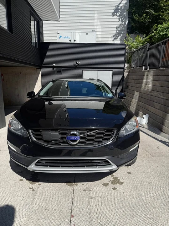 2017 Volvo V60 1st Gen - Image 2 of 8