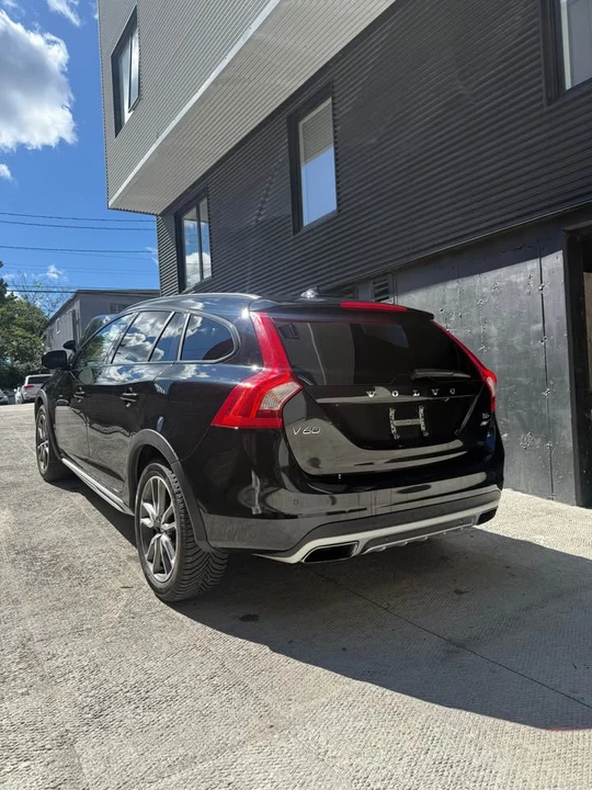 2017 Volvo V60 1st Gen - Image 4 of 8