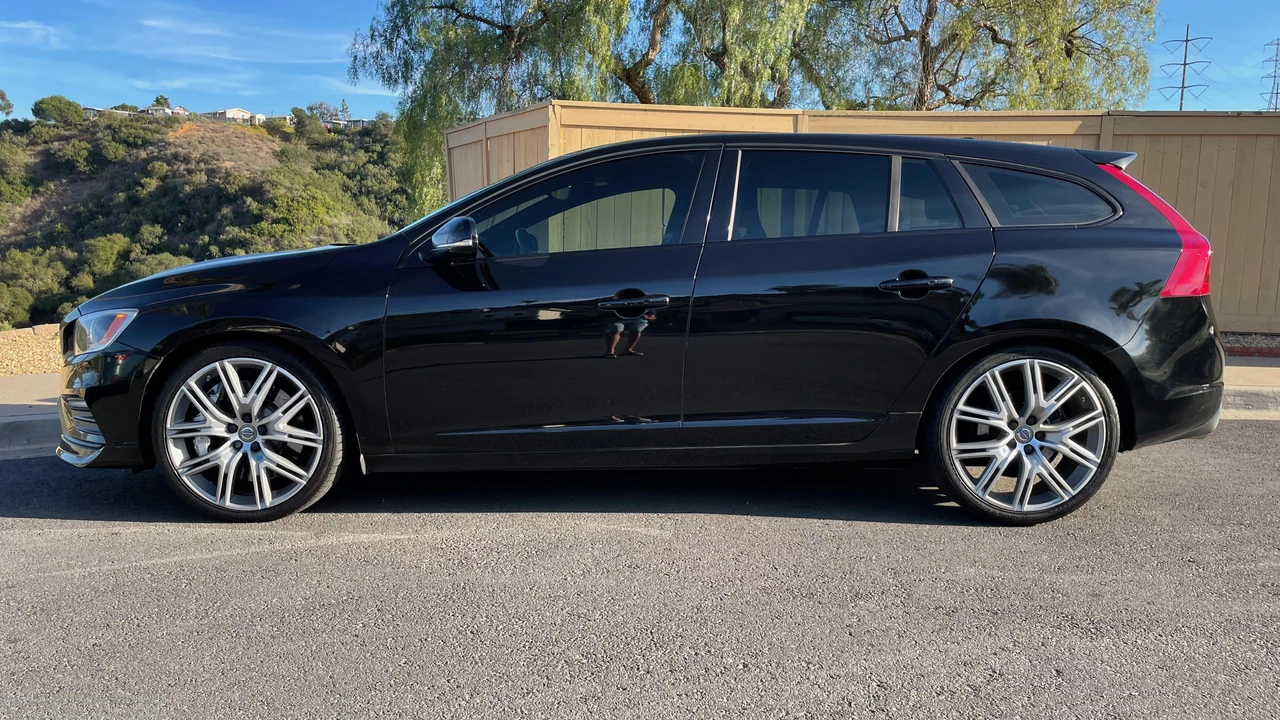 2017 Volvo V60 1st Gen - Image 13 of 31