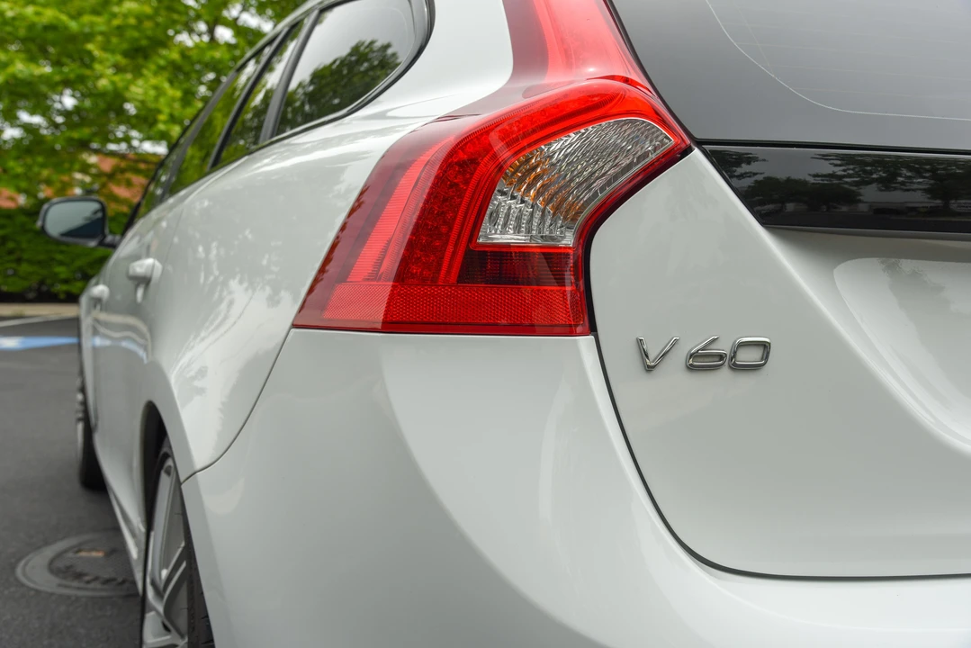 2017 Volvo V60 1st Gen - Image 25 of 31