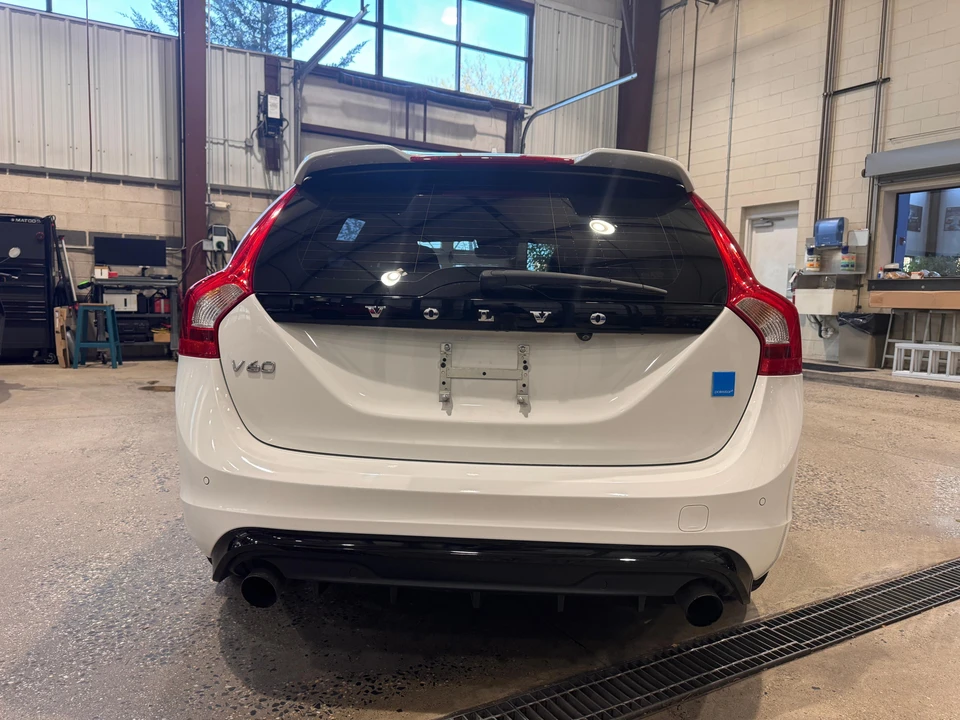 2017 Volvo V60 1st Gen - Image 14 of 31