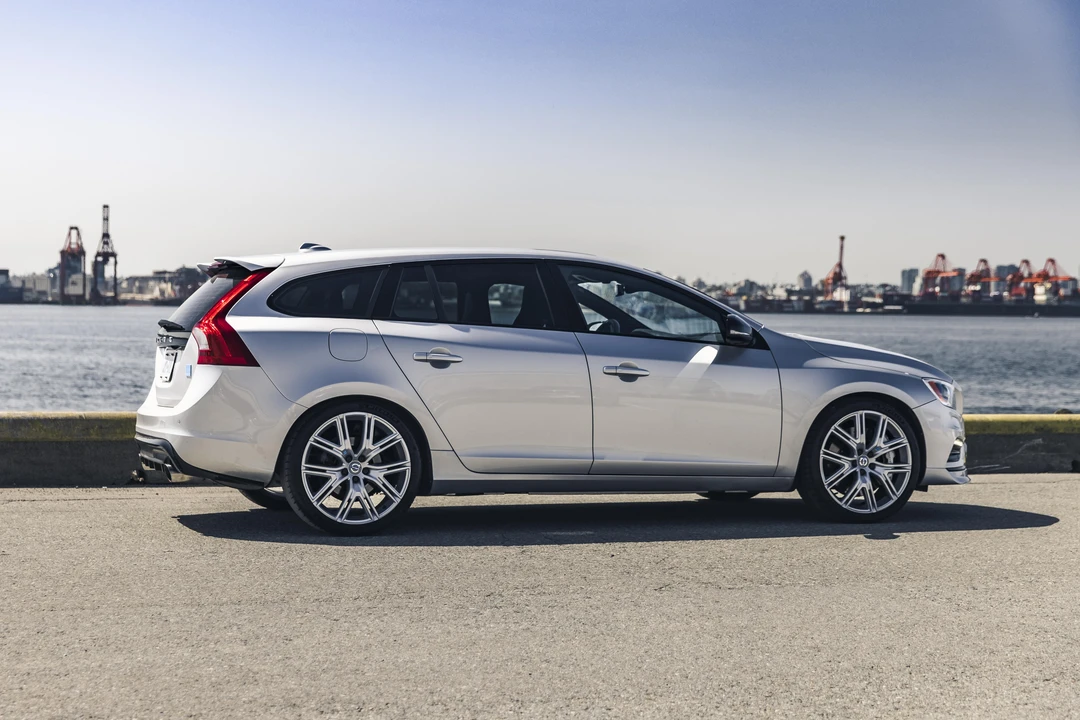 2017 Volvo V60 1st Gen - Image 19 of 31