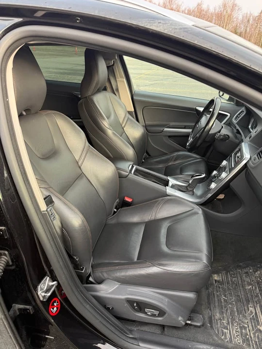 2017 Volvo V60 1st Gen - Image 8 of 9
