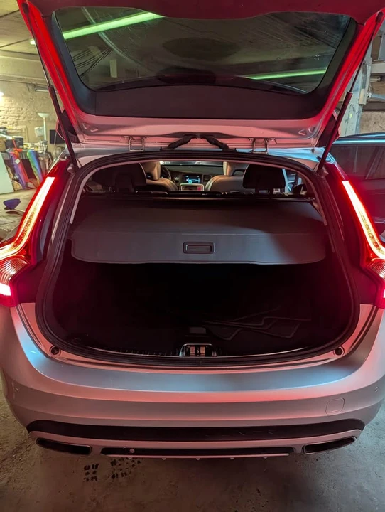 2017 Volvo V60 1st Gen - Image 9 of 14