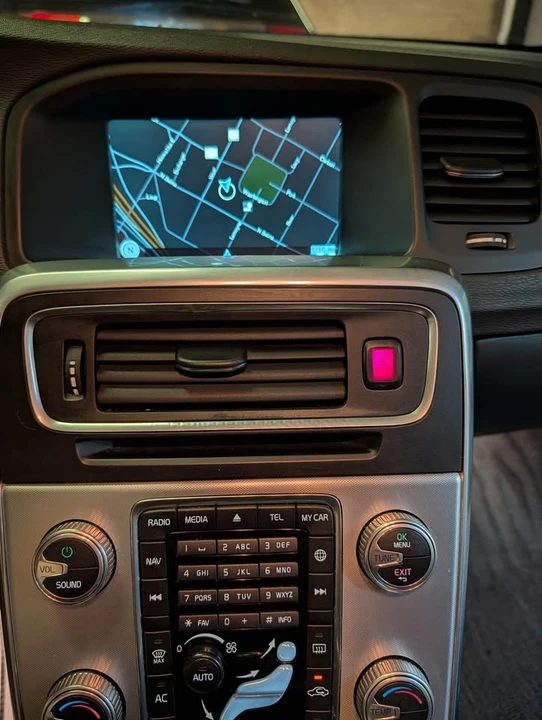 2017 Volvo V60 1st Gen - Image 11 of 14
