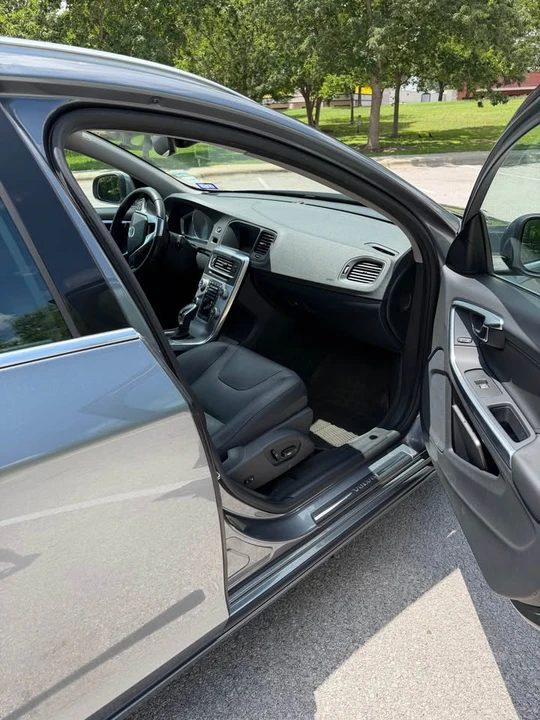 2017 Volvo V60 1st Gen - Image 13 of 19