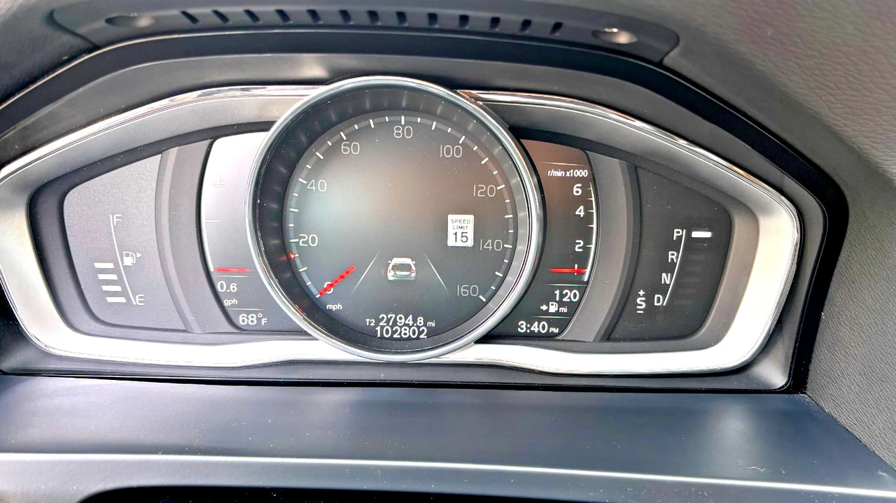 2017 Volvo V60 1st Gen - Image 15 of 18