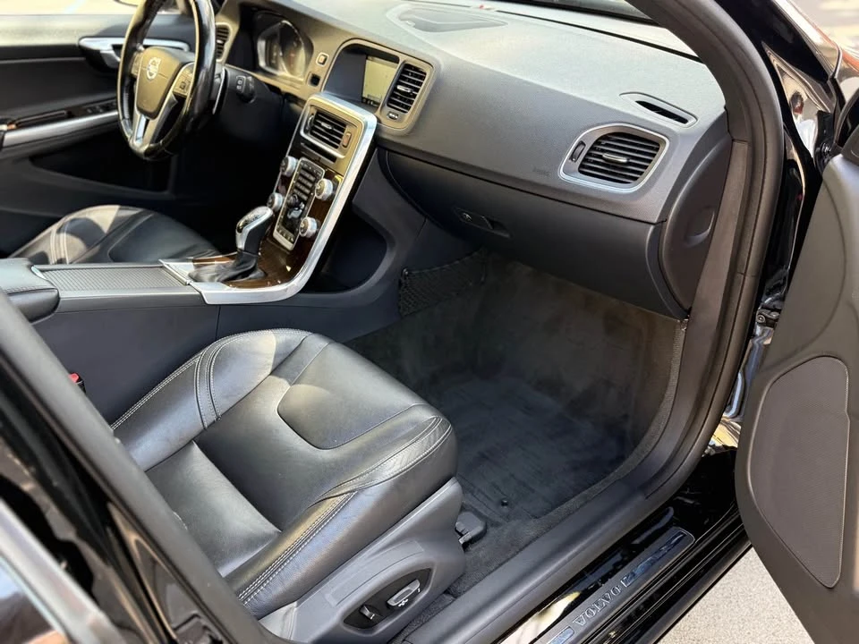 2017 Volvo V60 1st Gen - Image 14 of 16