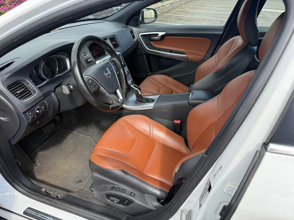 2017 Volvo V60 1st Gen - Image 11 of 13