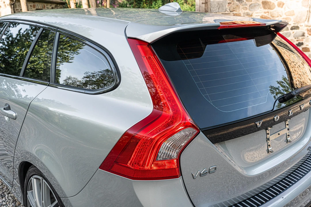 2017 Volvo V60 1st Gen - Image 27 of 31