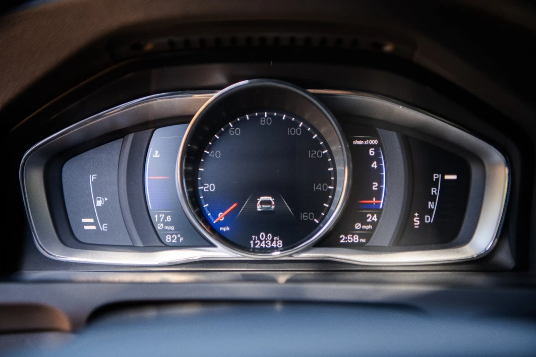 2017 Volvo V60 1st Gen - Image 16 of 23