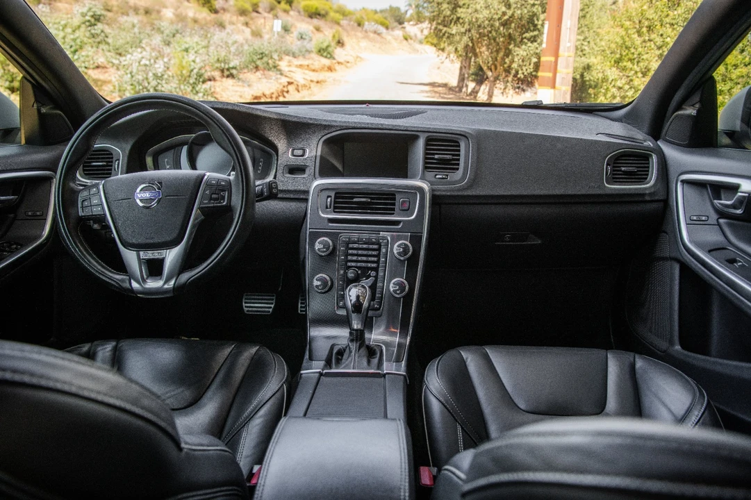 2017 Volvo V60 1st Gen - Image 13 of 23