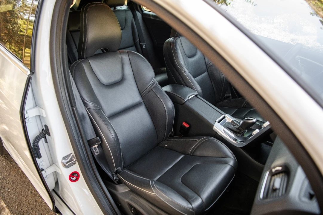 2017 Volvo V60 1st Gen - Image 15 of 23