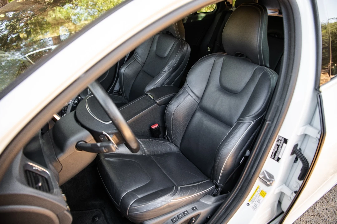 2017 Volvo V60 1st Gen - Image 14 of 23