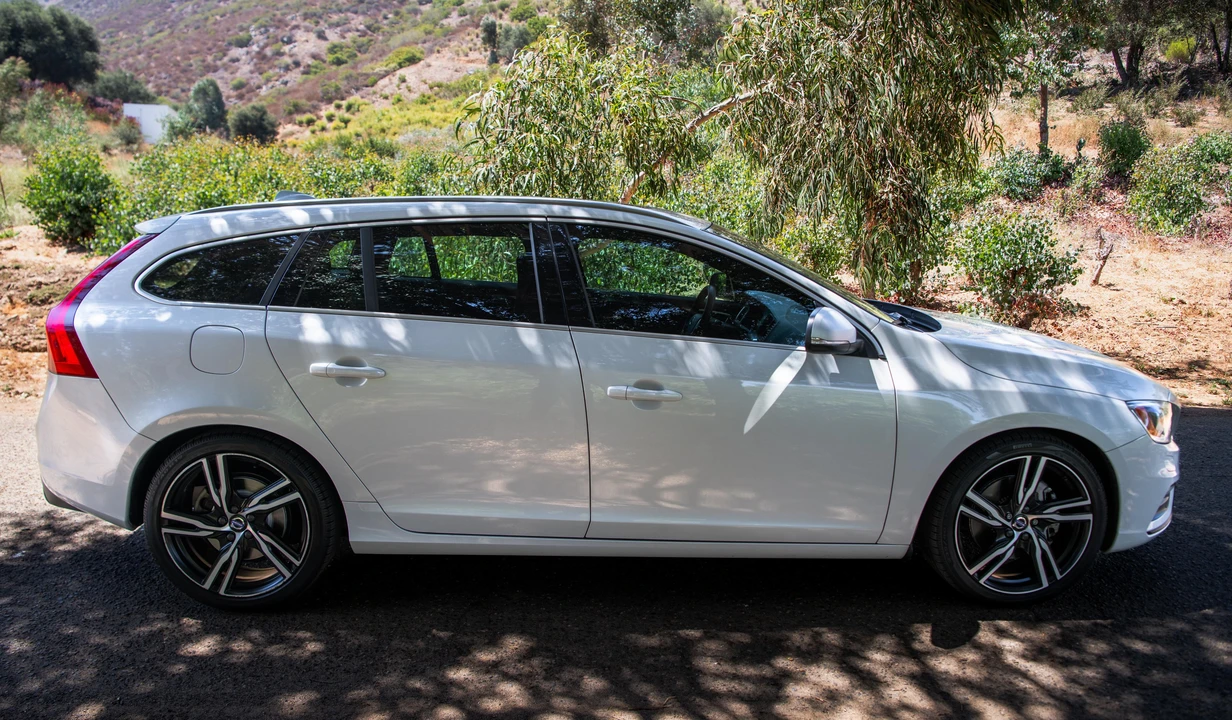 2017 Volvo V60 1st Gen - Image 10 of 31