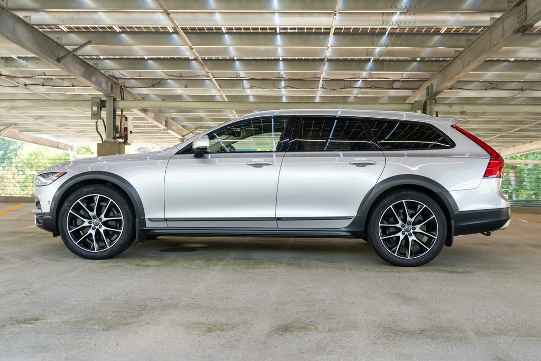 2017 Volvo V90 - Image 10 of 31