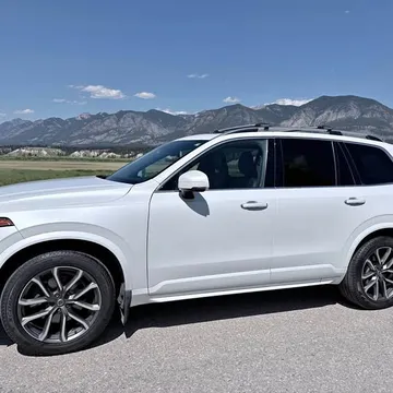 2017 Volvo XC90 T6 Momentum