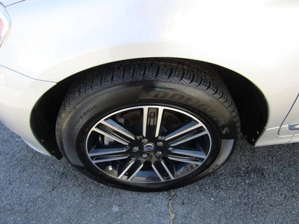 2017 Volvo XC60 1st Gen - Image 13 of 20